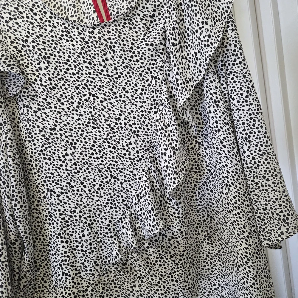 Reitmans Black & White Speckled Ruffle Blouse | Long Sleeve Workwear Top - Picture 4 of 9